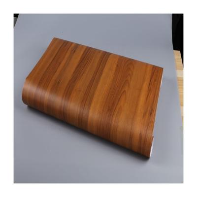 China 1.22x50m Papel de pared de cáscara de madera azul marrón Papel de contacto de madera Papel de pared de madera Autoadhesivo extraíble Falsos rústicos para taller en venta