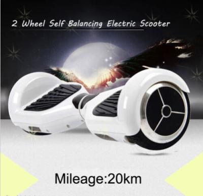 China Uno mismo motorizado de las ruedas duales del tablero 4400mah de la vespa que equilibra la vespa eléctrica en venta