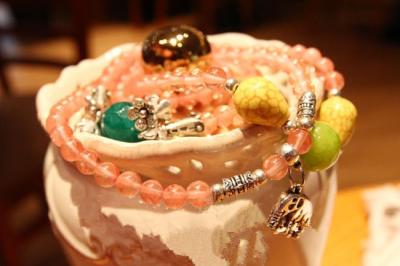 China Forme a mujer las pulseras cristalinas rosadas con las piedras y cornalina amarillas de la grieta en venta