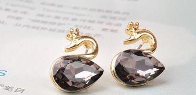 China Fashion jewelry women shinning diamond accented swan stud earring for sale