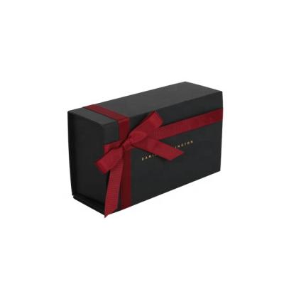 China Small Recyclable Foldable Black Valentine Paper Magnetic Gift Box Tote With Ribbon for sale