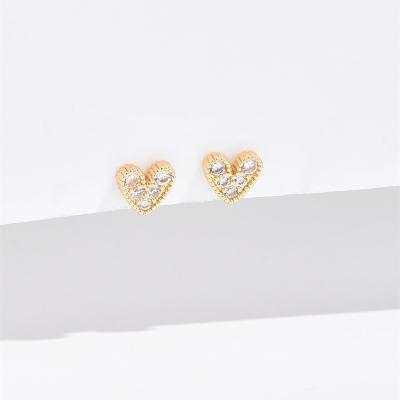 China Cute 18K Gold Plated Elegant Glitter Crystal Small Heart Stud Earrings Zirconia Heart Stud Earrings for sale