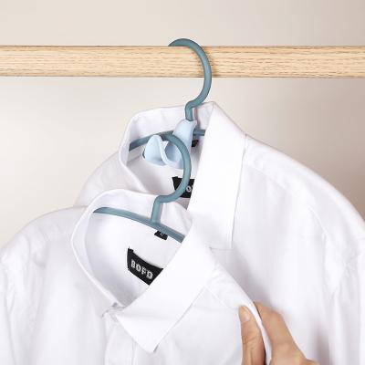 China The New Sanga Design Solid Color Waterfall Connection Rack Acrylic Tactical Stocked Cartoon The Clothesline Hanger Storage Hooks for sale