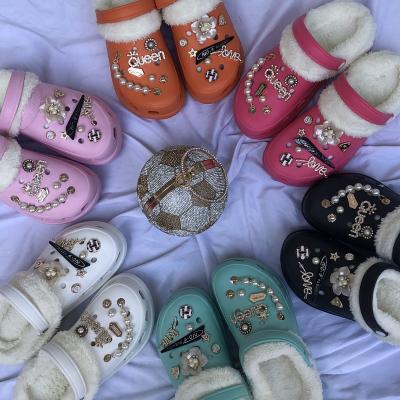 China Thermal Women Garden Warm Fur Striped Clogs Ladies Sandals With Furry Plum Chain Winter Clog Shoe Customize Logo Letter Charms for sale