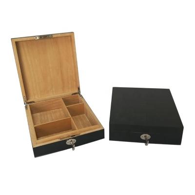 China Silver Painted Hinge And Lock Cedar Wood Humidor Wooden Cigar Box for sale