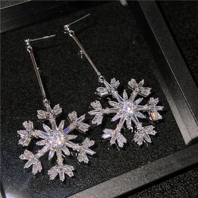 China New Fashion Personality Style Snowflake Drop Earrings Full Diamond Acrylic Snowflake Sequins Ladies Earings For Women 2022 for sale