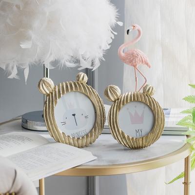 China Vintage fashionable wholesale high quality zinc alloy picture frames for home decor for sale