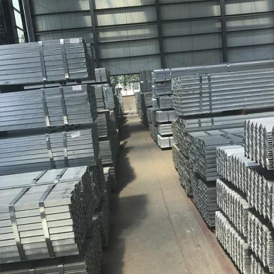 China 6m-12m comprimento Q235B aço ângulo galvanizado a quente equilátero prateleira laminada a quente ferro ângulo galvanizado com BS padrão à venda