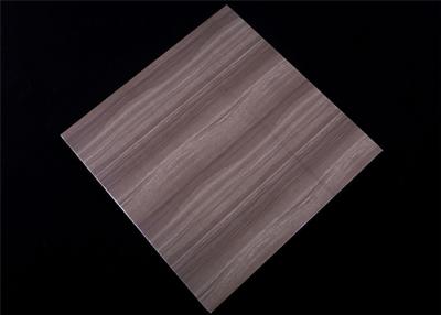 Chine tuiles fausses de plafond de PVC 2.5kg, conception en bois foncée de tuiles légères de plafond à vendre