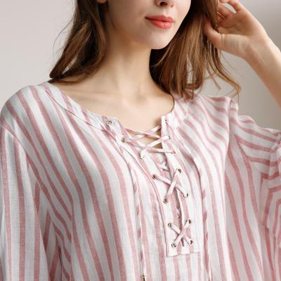 Cina Lle signore rosa-chiaro di 3/4 di manica casuali completa la blusa a strisce verticale delle donne con l'incrocio del cappuccio in vendita