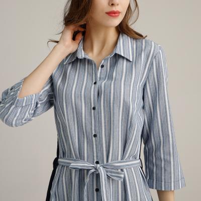 中国 ベルトによって縞で飾られるリネン一つの服青の白いの下の3/4本の袖Butto 販売のため