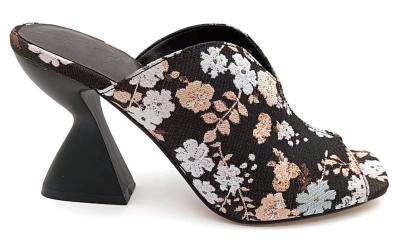 China Brocade Jacquard Floral Alto Vamp Peep Toe Mule Com Sculptured Cake Stand Heel à venda