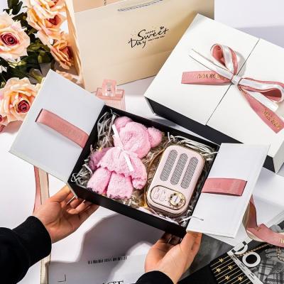 China Cajas de regalo de papel de colores personalizadas con cinta en venta