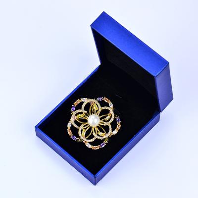 China Jewelry Gift Brooch Durable Flower Shaped Brooch Diamond Fairy Brooch With 18k Gold Color for sale