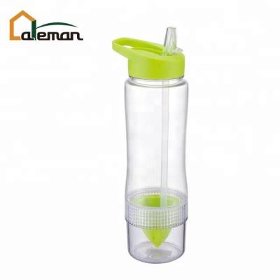 China 700ml 23oz Tritan Citrus Juicer Juicer Orange Water Bottle Viable Lemon Plastic Lime Fruit Infuser Hand Gym Workout With Flip Straw Top for sale