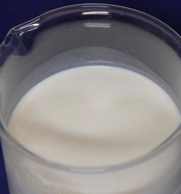 China Weiße AKD Emulsion der Milch-statten vorherrschende Fähigkeits-Wasserbeständigkeit pH 2-4 aus zu verkaufen