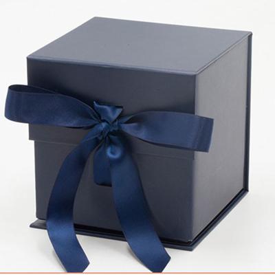 China Handmade Luxury Foldable Paper Packaging Magnetic Closure Gift Box With Ribbon Bow for sale