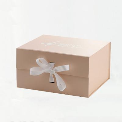 China Handmade Custom Gift Packaging Collapsible Magnetic Gift Box With Ribbon Closure for sale