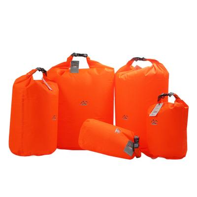 China Bolsa de polímero azul impermeable para acampar 5L 10L 20L 40L 70L en venta