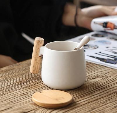 China Viable Wooden Handle Coffee Mug Ceramic Mug With Spoon Ceramic Coffee Mug Gift for sale