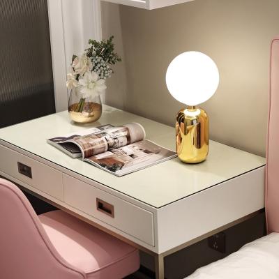 China Modern Modern Table Lamp Gold Bedside Table Light Reading New Design Light Fashionable Table Lamp for sale