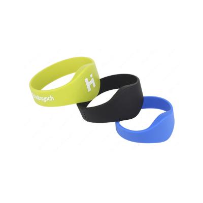 China Outdoor Convenient Disposable Sensitive NFC Chip Smart Ring RFID Wristband for sale