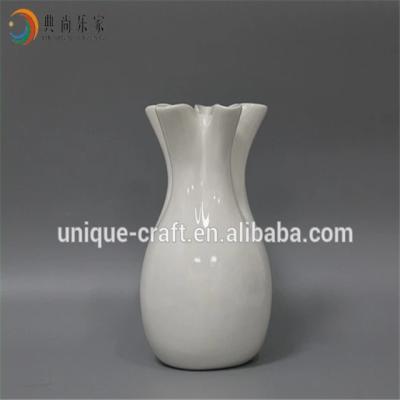 China Garden Set Unique Design Low Price Table Ornament White Ceramic Decorative Flower Vase for sale