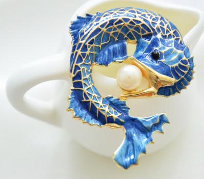 China 2020 Newest Fashion Trendy Brooch Dragon Animal Fish Alloy Pearl Brooches For Women for sale