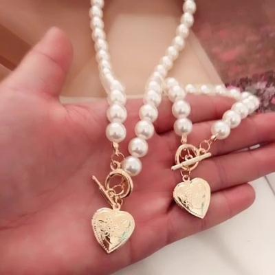 China 2022 Newest Fashion Imitation Pearl Heart Pendant Heart Necklace Brass Acrylic Pearl Necklace Bracelet Set Women Jewelry for sale