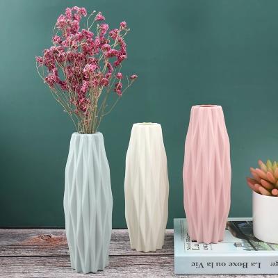 China Minimalist White Ceramic Pot Decoration Flower Vase Home Plastic Vase for sale