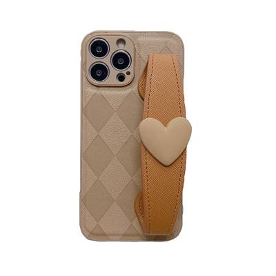 China Shockproof Diamond check Love wristband phone case for iphone15/14/12/13/11promax leather surface Diagonal belt for sale