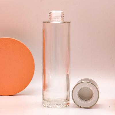 China OME Suppliers Eco-Friendly Packaging Silver Screw Cap Glass Bottle Cosmetic Clear Glass Round Face Toner Bottle 100ml for sale