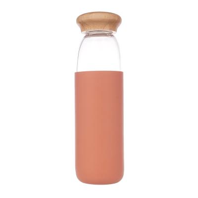 China Sustainable School Glass Bottles Single Wall Borosilicate 550ml Drinking Bottled Water Bottle With Thick Wooden Lid for sale