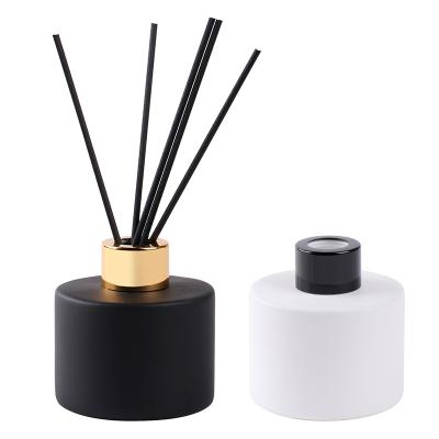 China Reed Diffuser Round Glass Black And White Color 100ml Reed Diffuser Bottle for sale