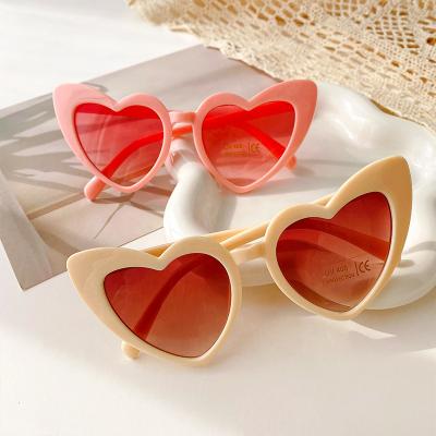 China Fashion Sunglasses 2022 Fashion Heart Shape Kids Lenses Shape Sunglasses For Girls for sale