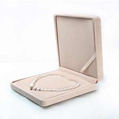 China Custom Heart Shape Velvet Clamshell Jewelry Gift Box Necklace Jewelry Packaging Box Elegant Velvet Gift Box For Pearl Packaging for sale