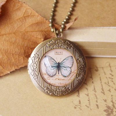 China 2019 New Arrival Butterfly Animal Pendant Photo Box Vintage Photo Box Jewelry Pendant Necklace For Women Men for sale