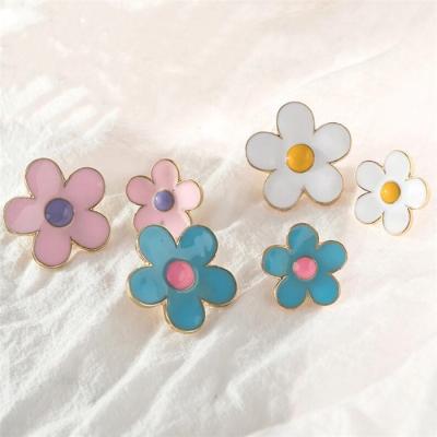 China Around the World White Flower Custom Gold Plated Soft Metal Alloy Badge Enamel Lapel Pin for sale