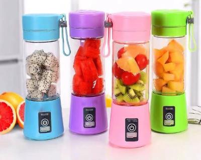 China 2021 USB Blender Fruit Cup Juicer Easy Handling Different Color Wholesale Portable Juicer Water Bottles for sale