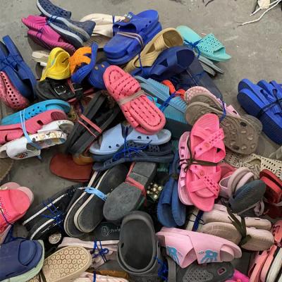 China Wenzhou Hongyang bulk sale of slipper shoes used second-hand adults and children's slipper rubber shoes in bales for sale