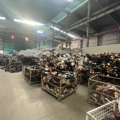 China Wenzhou Hongyang mixed shoes used shoes factory second-hand woman man and children shoes mixed ball for sale