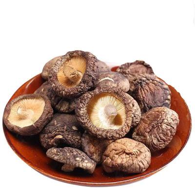 中国 Medium Size Dried Shiitake Mushrooms Flakes Dry Place Storage 販売のため