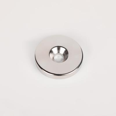 China Industrial Magnet Super Strong Pointed Magnet Disc Countersunk Round Magnet With Countersunk Hole 20X3mm for sale