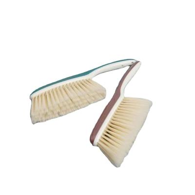 China Durable Soft Clean Bristle Dust Brush Long Handle Bed Cleaning Brush for sale