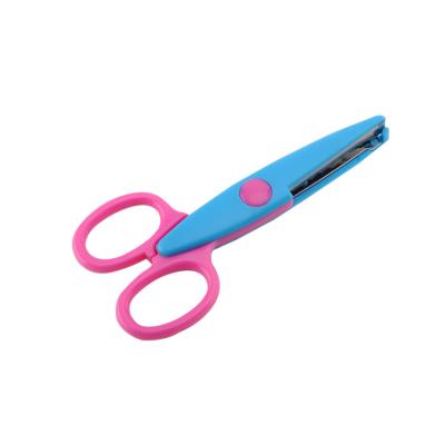 China Comfortable Color Plastic Style Safety Zigzag Handle Scissors Cutting Paper Cutting Children Colors Student Lace Shape Scissors for sale