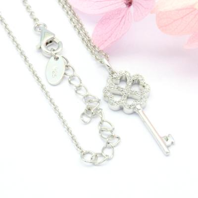 China CLASSIC 925 Silver Clover Shaped Classic Four Leaf Clover Head Pendant Necklaces For Women for sale