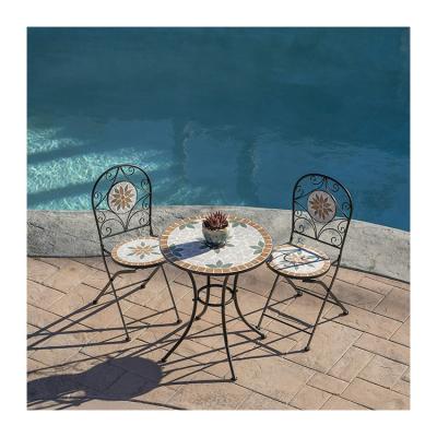 China AJUNION 3 piezas de mosaico de hierro de azulejos Patio Bistro Set con mesa de cerámica y sillas plegables en venta