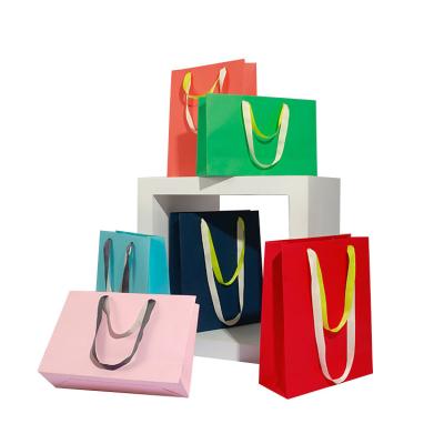 China Recyclable Hot Selling Colorful Christmas Kraft Paper Heli Printing Gift Bag for sale