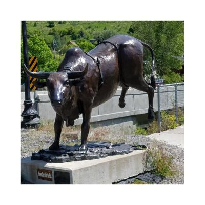 China Europe Modern Style Bronze Angry Bull Statue For Garden Decor for sale