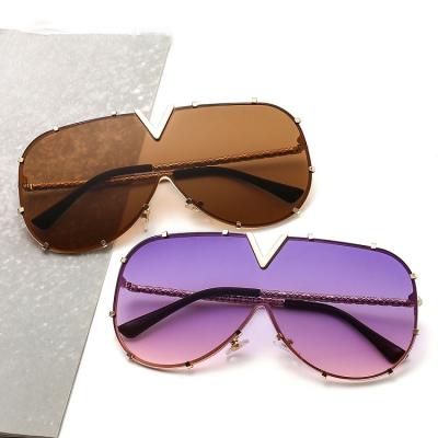 China Fashion Sunglasses V8 Siamese Rivet Stretching Round Sunglasses Fashion Sunglasses for sale